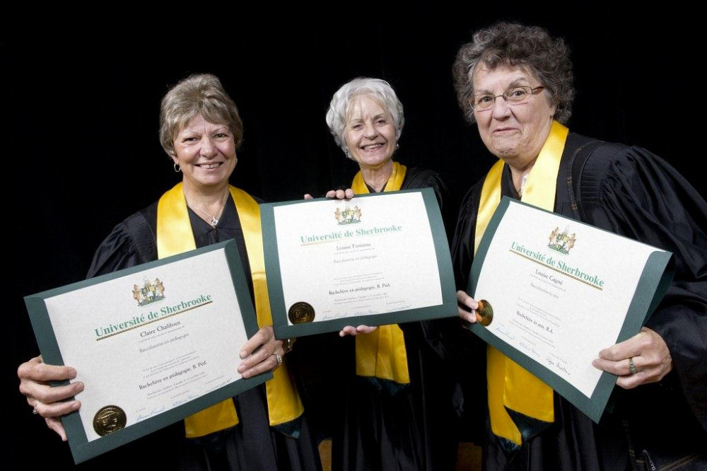 Trois fi&egrave;res dipl&ocirc;m&eacute;es de 1964 nous montrent leur nouveau dipl&ocirc;me : Claire Chalifoux, Louise Fontaine et Louise Gagn&eacute;.