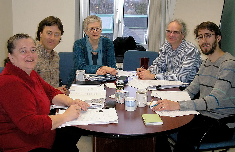 Le professeur Paul Morin (avant-dernier) est entouré de Ginette Boyer, Michel DesRoches, Paule Simard et Jean-Francois Allaire, pour le projet du Tableau de bord estrien en développement des communautés.