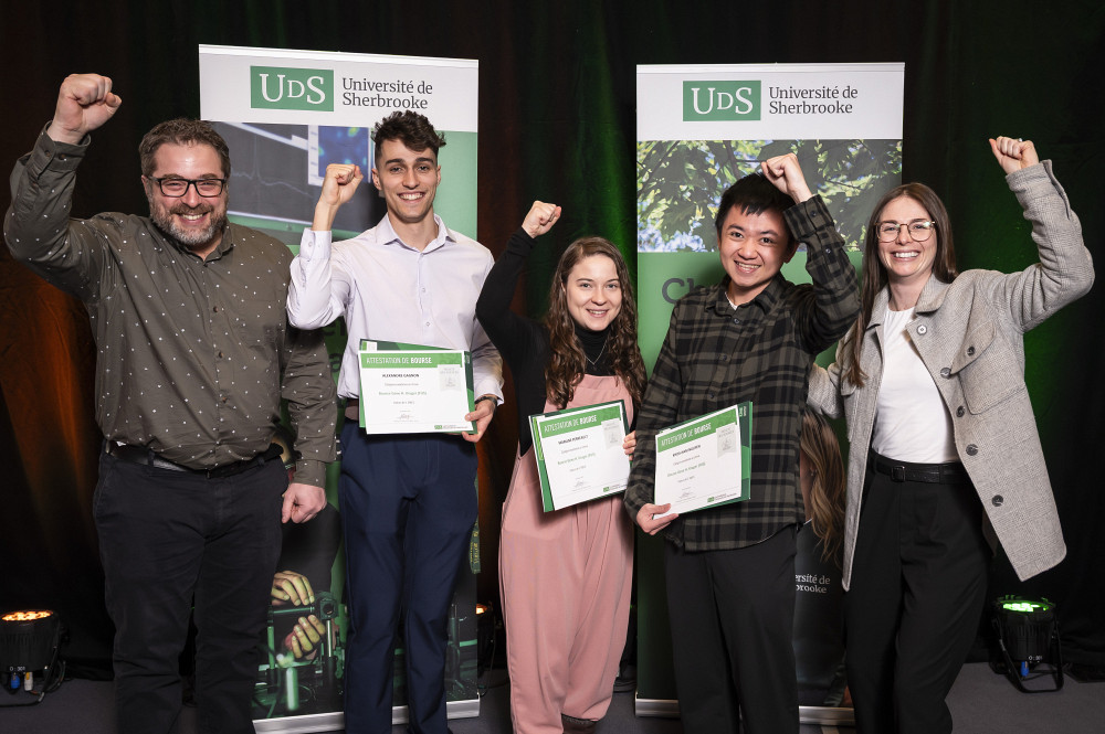La c&eacute;r&eacute;monie de remise de bourses de la Facult&eacute; des sciences a permis de remettre 42 bourses pour un total de pr&egrave;s de 97 000 $. Sur la photo, on aper&ccedil;oit les trois r&eacute;cipiendaires de la bourse Gene H. Kruger 2026 Alexandre Gagnon, Mariane Perreault et Khoa-Nam Nguyen, entour&eacute;s des repr&eacute;sentants de Kruger Carl Coulombe et Sarah-Kim Bergeron.