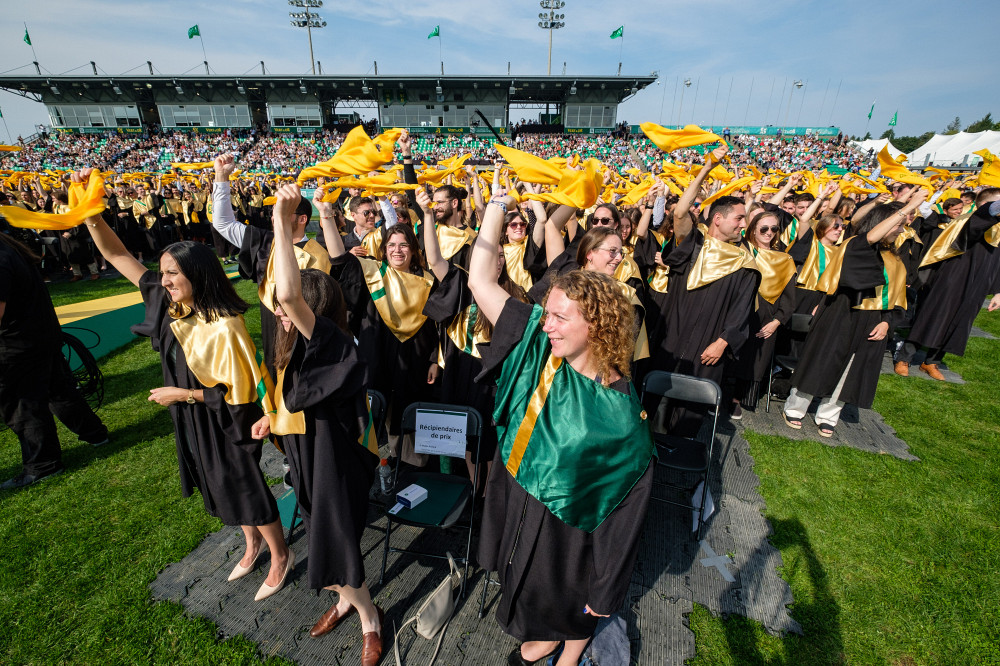 Les visages des milliers de personnes nouvellement diplômées rayonnaient en ce beau samedi ensoleillé de collation des grades. 
