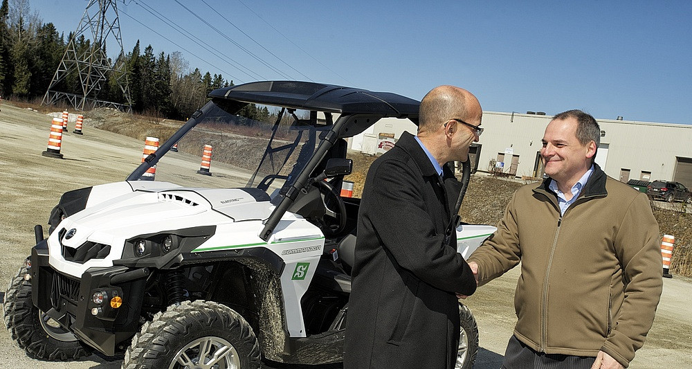 Jos&eacute; Boisjoli, pr&eacute;sident et chef de la direction de BRP, a remis au vice-recteur au d&eacute;veloppement durable et aux relations gouvernementales, Alain Webster, un v&eacute;hicule c&ocirc;te &agrave; c&ocirc;te Can-Am Commander &eacute;lectrique identifi&eacute; aux couleurs de l'UdeS.