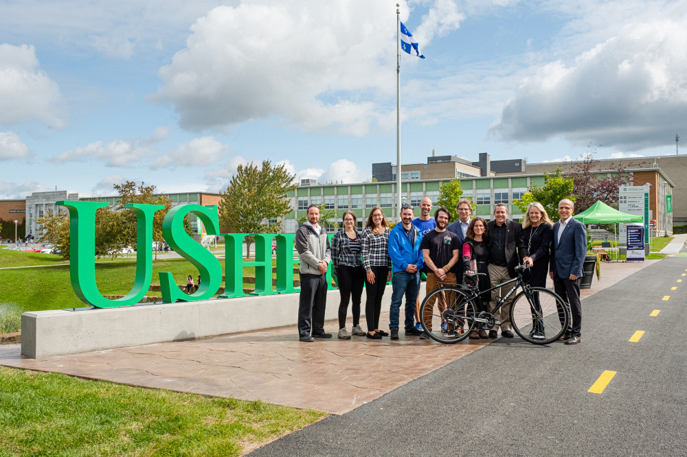Le nouveau tronçon de piste cyclable devant l'agora du Campus principal a été inauguré lors de la Foire de la mobilité durable, en compagnie de membres de l'UdeS et des organismes partenaires de Sherbrooke.
