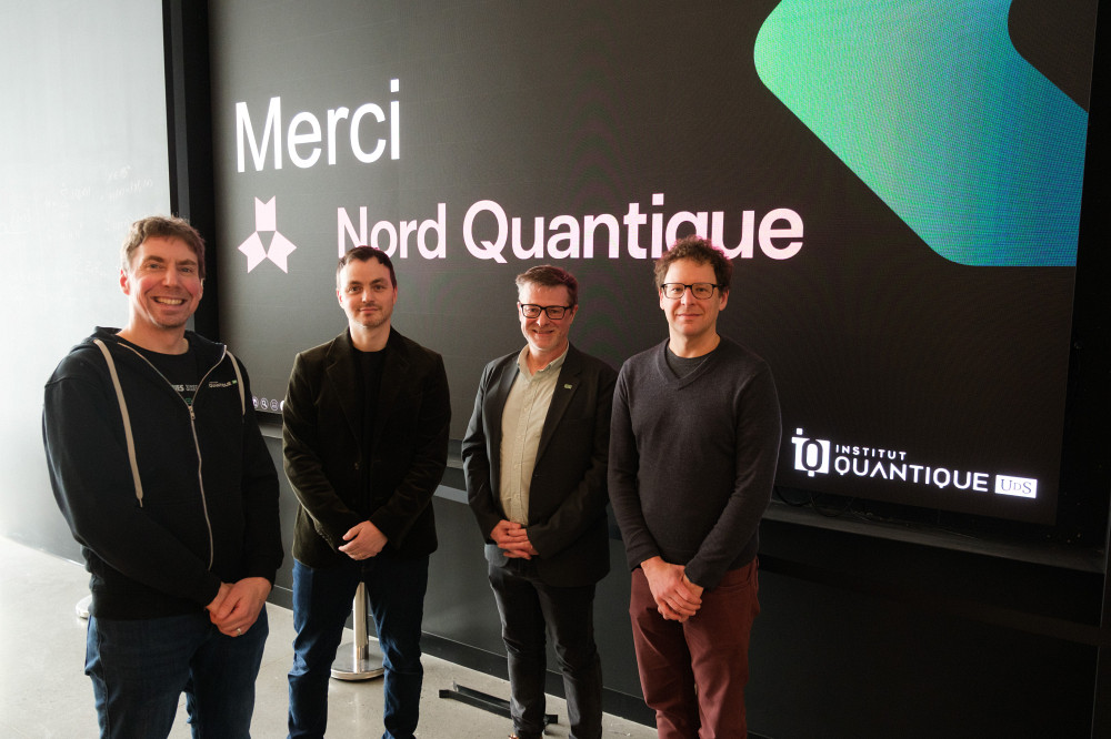 Christian Sarra-Bournet, directeur ex&eacute;cutif de l'Institut quantique;&nbsp;Dany Lachance-Quirion,&nbsp;vice-pr&eacute;sident du mat&eacute;riel chez Nord Quantique; Pr Armand Soldera, doyen de la Facult&eacute; des sciences de l'Universit&eacute; de Sherbrooke; et Pr Alexandre Blais, directeur scientifique de l'Institut quantique