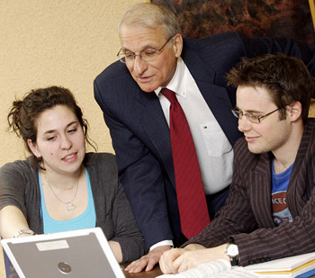 Le professeur Robert P. Kouri en compagnie d'étudiants de la Faculté de droit.
