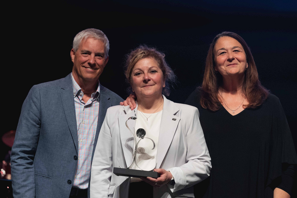 De gauche &agrave; droite&nbsp;: Marc Lauzi&egrave;re, vice-pr&eacute;sident et membre du conseil ex&eacute;cutif de l&rsquo;OSS; Pre Anick Lessard, doyenne de la Facult&eacute; des lettres et sciences humaines de l'UdeS; Lisa Rodrigue, trompettiste &agrave; l&rsquo;OSS.