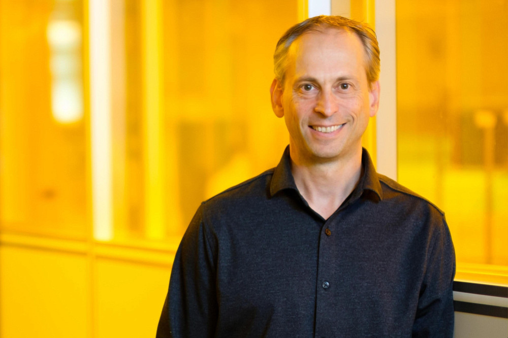 Dominique Drouin, professeur au D&eacute;partement de g&eacute;nie &eacute;lectrique et de g&eacute;nie informatique, et chercheur &agrave; l&rsquo;Institut interdisciplinaire d&rsquo;innovation technologique (3IT) de l'UdeS