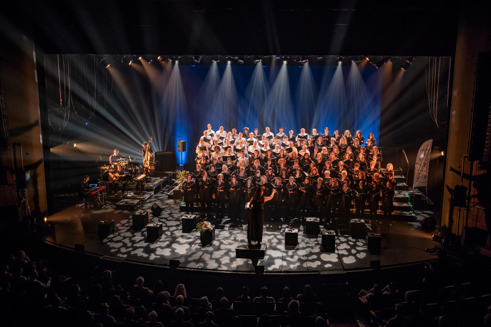 Vivez l'expérience de chanter sur la scène de la salle Maurice-O'Bready avec plus de 100 choristes!