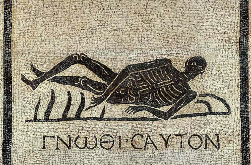 Mosaïque romaine d'époque impériale présentant un thème funéraire. L'inscription en grec qui s'y trouve signifie « connais-toi toi-même ».