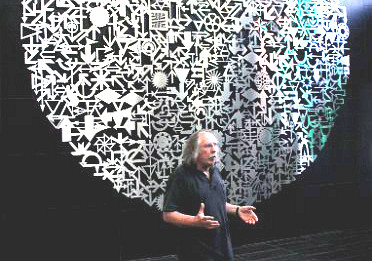 L'artiste sherbrookois Michel Goulet a présenté son oeuvre Un monde en soi, qui ornera désormais le hall d'entrée du Campus de Longueuil.