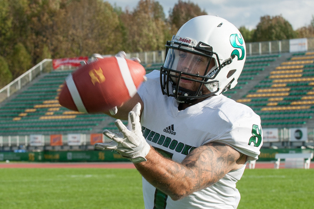 Le v&eacute;t&eacute;ran Alexandre Chevrier et ses co&eacute;quipiers du Vert & Or porteront ce samedi &agrave; McGill un casque blanc; nouvelle pi&egrave;ce d'&eacute;quipement pour les matchs de la troupe de l'UdeS &agrave; l'ext&eacute;rieur de Sherbrooke.