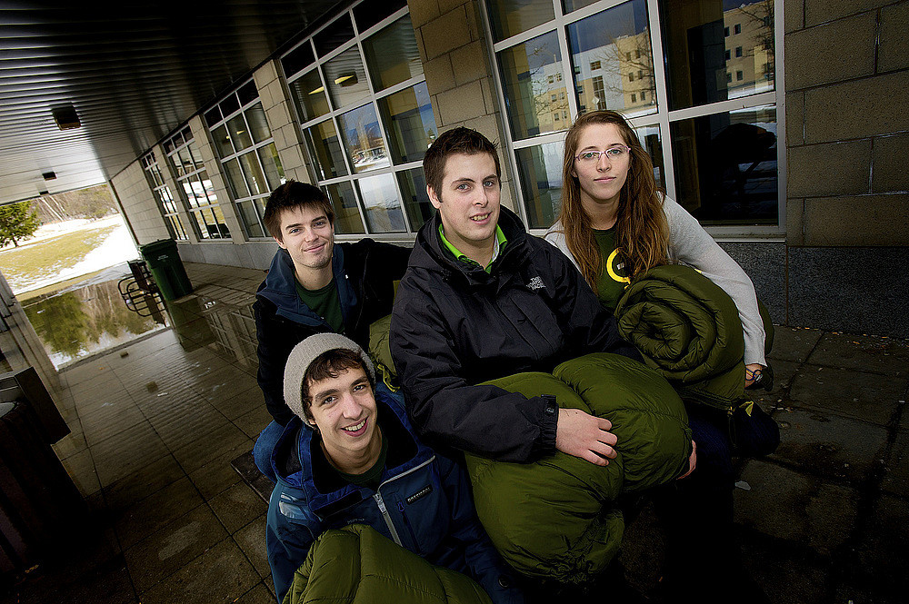 Trois des organisateurs de l'&eacute;v&eacute;nement, J&eacute;r&ocirc;me Guay, C&eacute;dric Breton Daigle et Jessica Guimond-Villeneuve, entourent Olivier Moreau, l'un des participants.