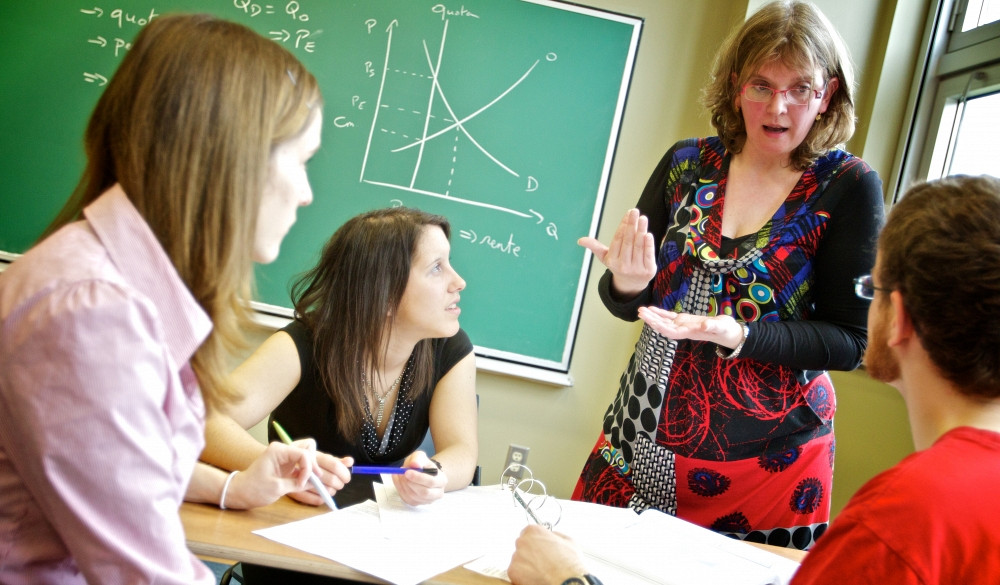 L'UdeS offre un nouveau cheminement de baccalaur&eacute;at alliant deux disciplines : la politique et l'&eacute;conomie