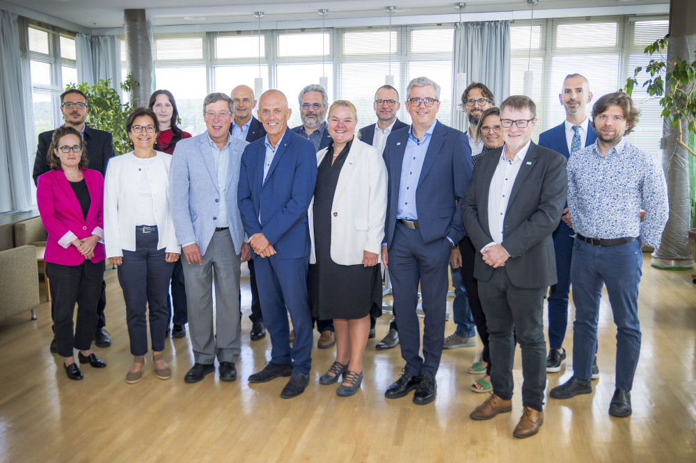 Lors de son passage &agrave; l'UdeS, Antoine Petit, PDG du CNRS, a visit&eacute; le 3iT et la FMSS, o&ugrave; il a rencontr&eacute; des membres de la direction de l'UdeS, de l'IRC Innovations pour une plan&egrave;te durable, et du LN2.