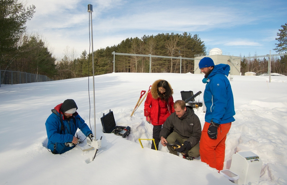 Station SIRENE : le professeur Alexandre Langlois et les étudiantes et étudiants du Département de géomatique appliquée de l’UdeS mesurent et quantifient la neige au sol pour connaître son apport en eau.