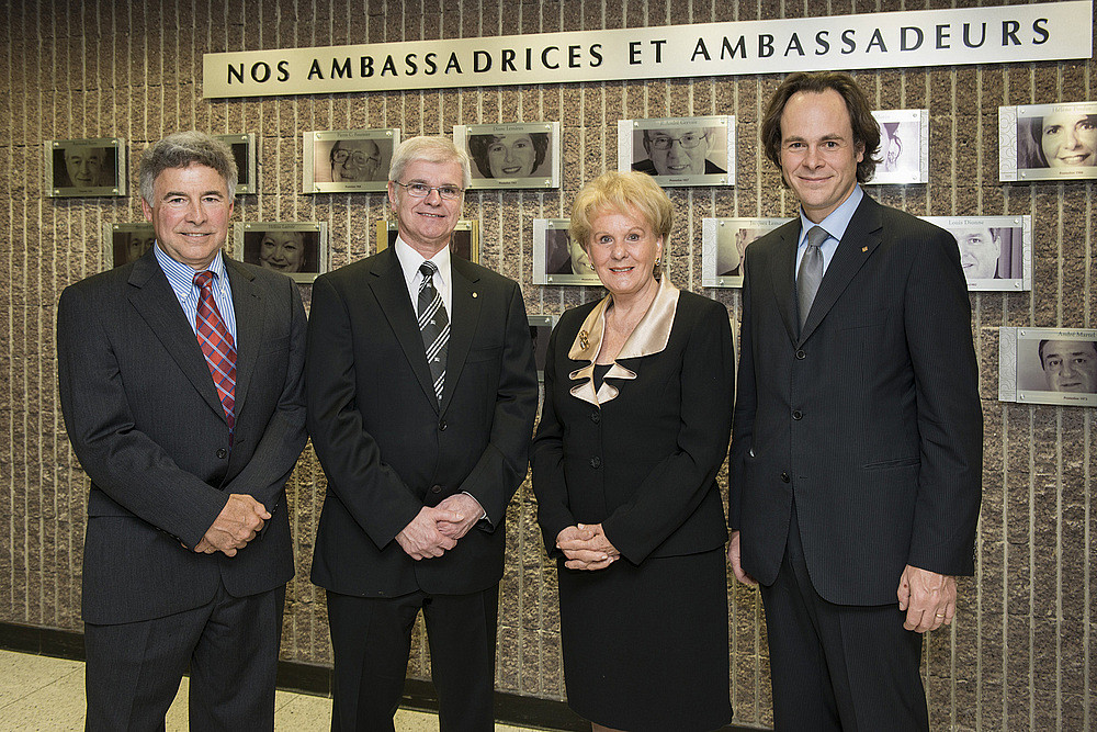 Trois ambassadeurs issus de la Faculté de droit, soit Michel Coutu, Denis Paré et Monique Gagnon-Tremblay, en compagnie du doyen Sébastien Lebel-Grenier (à droite).