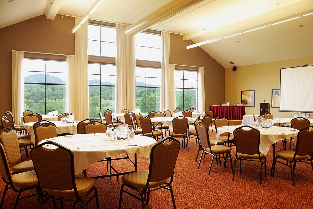 Estrimont Suites &&nbsp;Spa met &agrave; la disposition de ses clients 10&nbsp;salons de r&eacute;union pouvant accueillir de 5 &agrave; 250&nbsp;personnes, dont cinq offrant une vue imprenable sur le mont Orford.