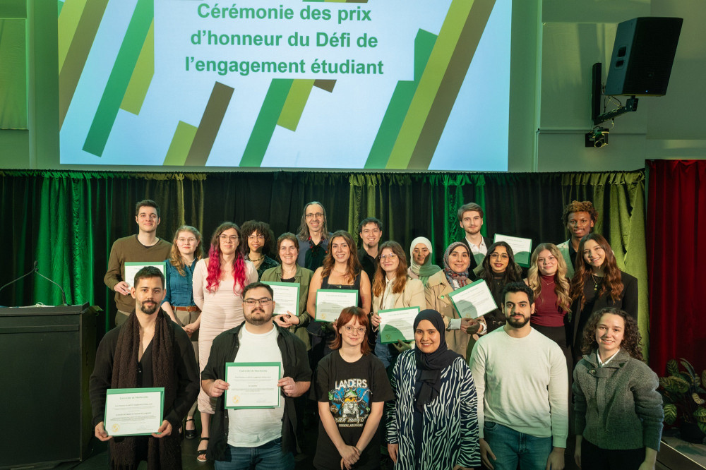 L'ensemble des laur&eacute;ats et laur&eacute;ates de la 42e&nbsp;c&eacute;r&eacute;monie du D&eacute;fi de l'engagement &eacute;tudiant, tenue le 11 mars 2026.