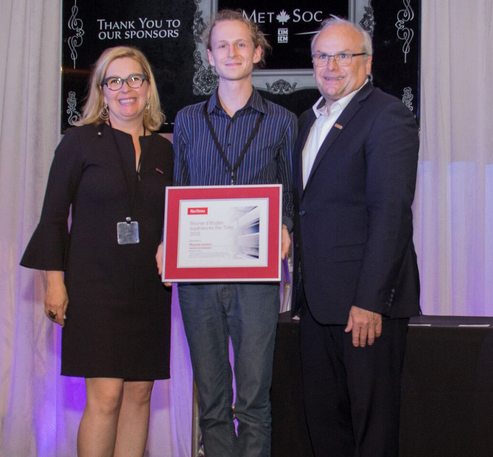 Au centre, M. Maxime Leclerc lors de la c&eacute;r&eacute;monie de remise des bourses. (Mme Jos&eacute;e Maurais &eacute;tait dans l&rsquo;impossibilit&eacute; de participer &agrave; l&rsquo;&eacute;v&eacute;nement)