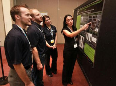 Le succ&egrave;s de la Journ&eacute;e Phare, colloque universitaire provincial de pharmacologie, cro&icirc;t chaque ann&eacute;e depuis sa cr&eacute;ation en 2009. Sur la photo, les pr&eacute;sidents du comit&eacute; organisateur de l'&eacute;v&eacute;nement des trois derni&egrave;res ann&eacute;es, Marc-Olivier Fr&eacute;geau (2011), Yannik R&eacute;gimbald (2009), Val&eacute;rie Chartrand (2010) et la professeure Christine Lavoie, du D&eacute;partement de pharmacologie de l'Universit&eacute; de Sherbrooke.