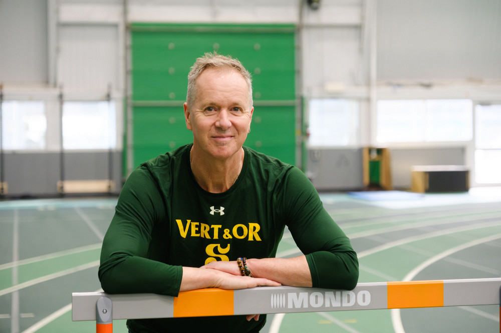 Marc Samson est dipl&ocirc;m&eacute; de la Facult&eacute; des sciences de l'activit&eacute; physique (1989), ancien membre du Vert & Or en athl&eacute;tisme et donateur