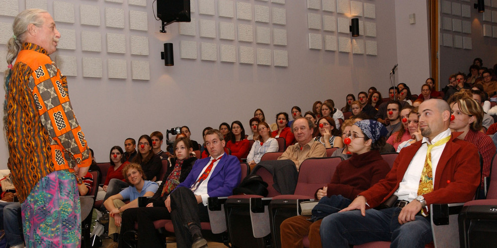 Conférence du Docteur Patch Adams aux personnes étudiantes et au personnel de la Faculté de médecine et des sciences de la santé, 24 novembre 2003.