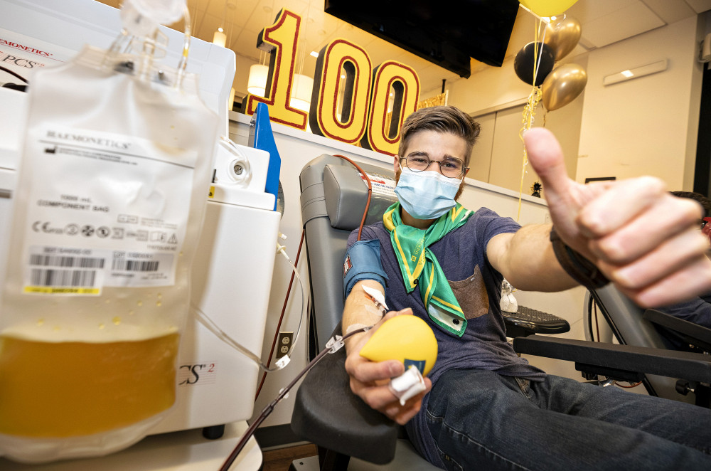 Alexis Rioux-Chevalier, étudiant en génie biotechnologique à l'UdeS, effectue son 100e don de plasma.