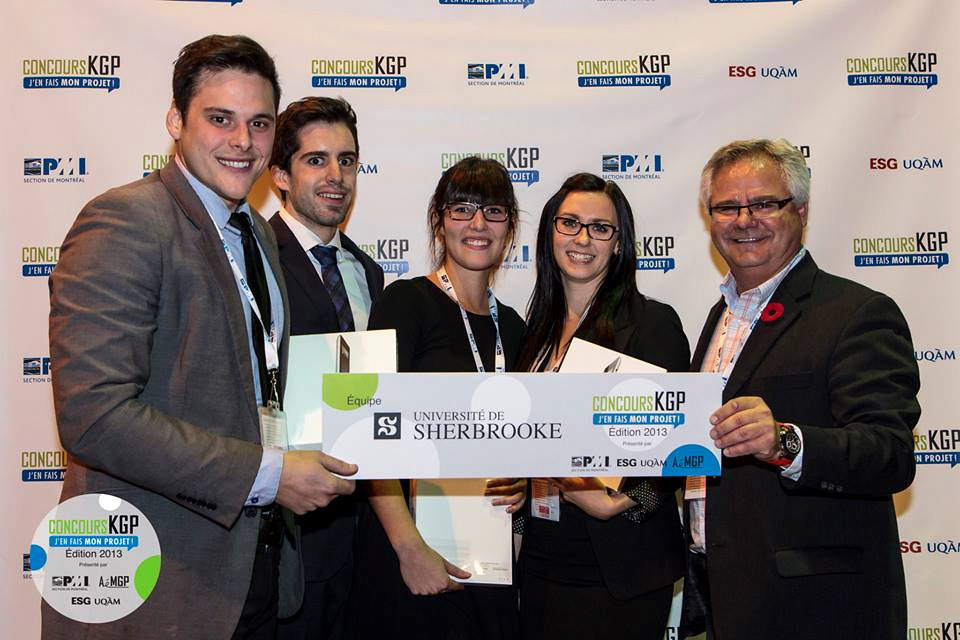 L'&eacute;quipe gagnante compos&eacute;e de Christophe Bibeau, Renaud Mondor, Andr&eacute;a Pinochet, Marie-Pier Jean-Coulombe et Beno&icirc;t Lalonde, pr&eacute;sident du PMI Montr&eacute;al. 