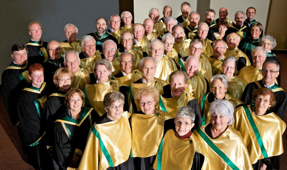 Les diplômés de 1959 entourés de la rectrice, de presque tous les membres du rectorat et des doyennes et doyens de leur alma mater.