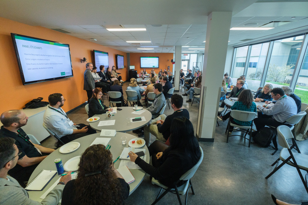 Denis Castilloux, directeur de la section accompagnement du SSDP animait l'&eacute;v&egrave;nement devant les tables des participants et participantes.