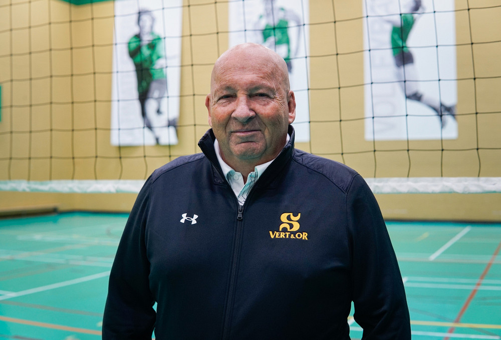Claude Tremblay troquera le bleu pour le vert et l'or cet automne en tant qu'entraîneur-chef de l'équipe féminine de volleyball de l'UdeS.Photo : Vert & Or