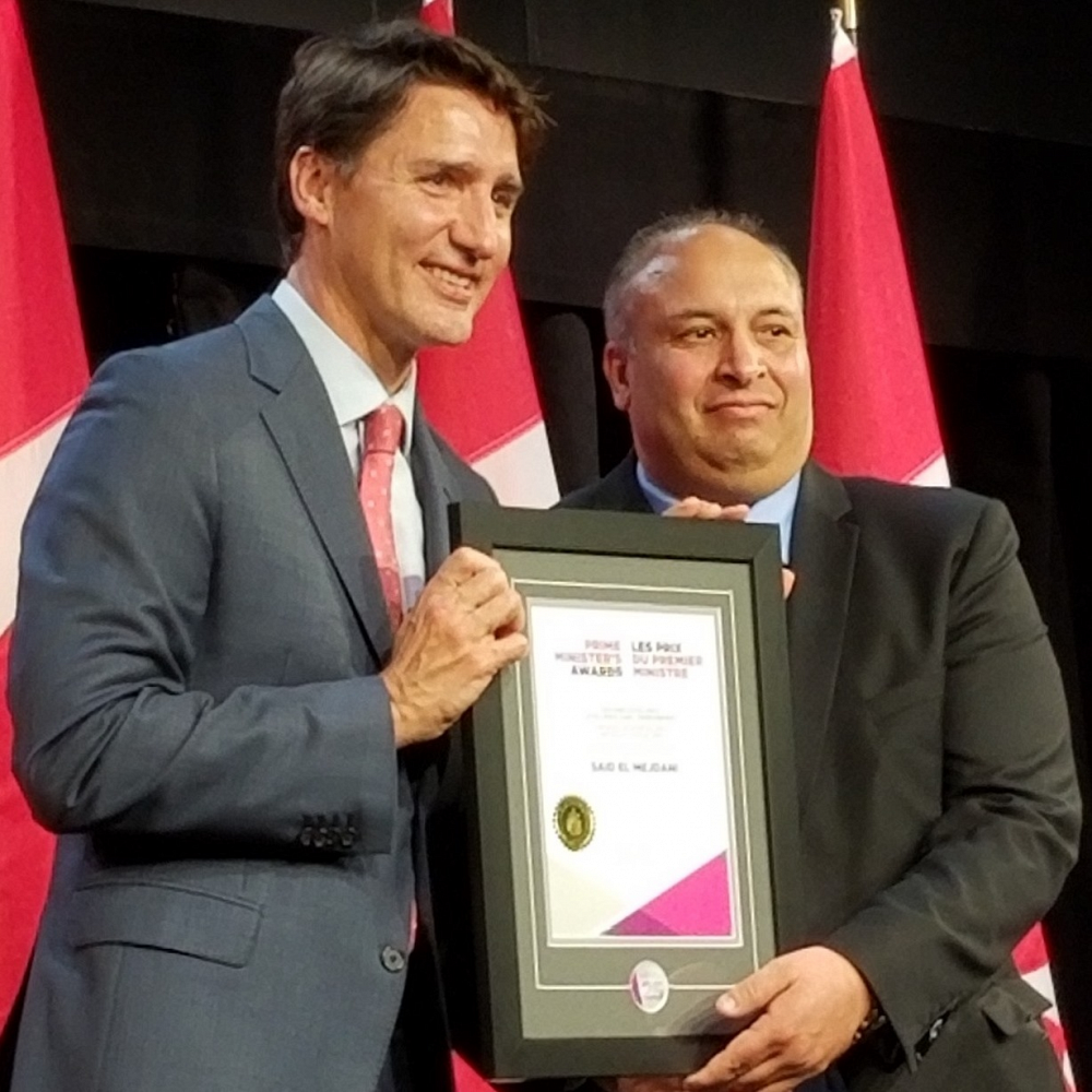 Said El Mejdani re&ccedil;oit son prix des mains du Premier ministre Justin Trudeau