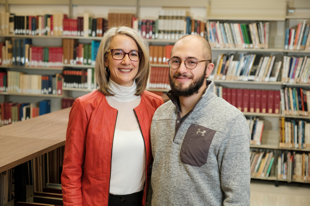 Mme Sandra Martel, présidente de la campagne Parents Bibliothèques 2020-2021 et son fils, David Lepage, étudiant à la FLSH