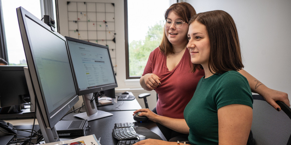 Il est important de pr&eacute;parer les &eacute;tudiantes et les &eacute;tudiants &agrave; exercer un r&ocirc;le &eacute;largi dans des environnements technologiques en changement en leur proposant des activit&eacute;s concr&egrave;tes d'apprentissage et en les invitant &agrave; participer &agrave; des projets r&eacute;els et &agrave; des stages en entreprises.