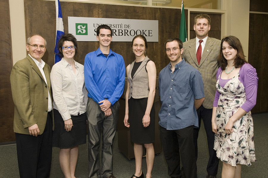 Le vice-recteur Martin Buteau et Eric Bergeron de Forces avenir(avant dernier) entourent Elisabeth Leblanc, un &eacute;tudiant du groupe Cano&euml; de b&eacute;ton, Kristalna Vincent, et Marie-Pier Gilbert.