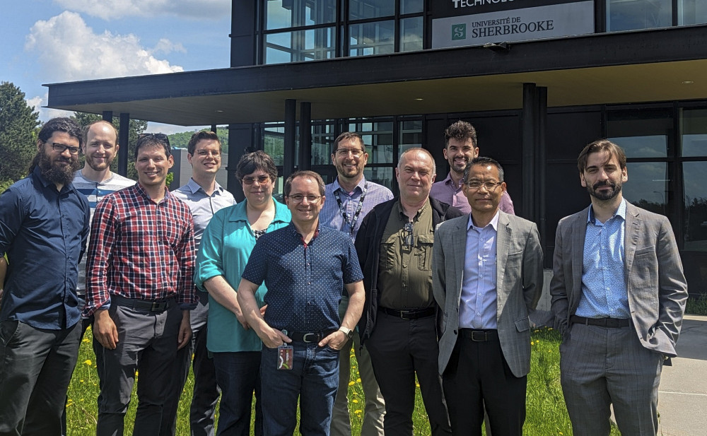 Le PR Serge Charlebois explique avec enthousiasme les r&eacute;alisations de l'&eacute;quipe