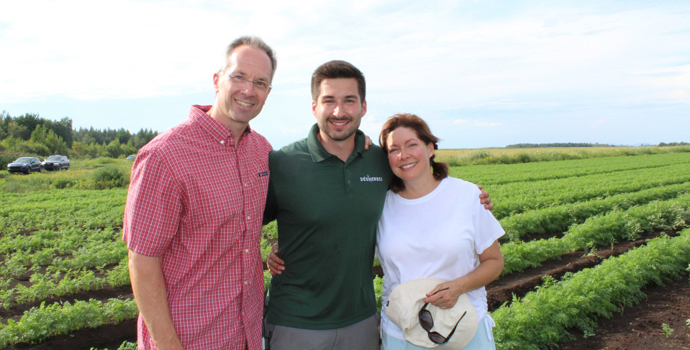 Simon Michaud en compagnie de ses parents, Fran&ccedil;ois Michaud et Annie Lessard