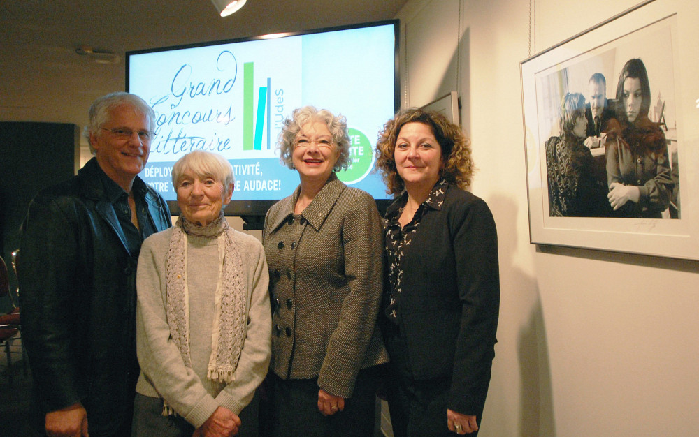 La 3e édition du Grand Concours littéraire a été officiellement lancée en présence de madame Janine Le Coz, la veuve du photographe réputé André Le Coz, ainsi que de la professeure Jocelyne Faucher, vice-rectrice à la vie étudiante et secrétaire générale de l’UdeS, de la vice-doyenne Anick Lessard et du professeur André Marquis.