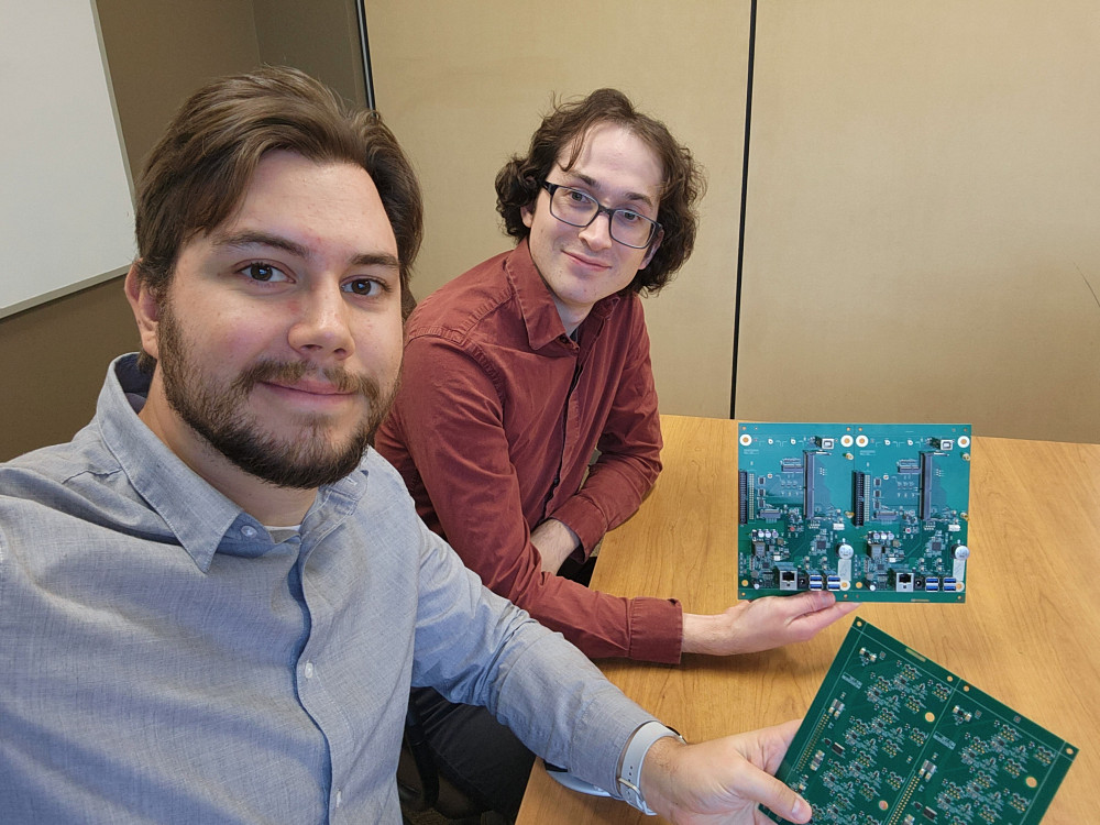 Les doctorants et entrepreneurs Jonathan Vincent et Jean-Samuel Lauzon avec leurs premiers circuits imprimés fabriqués au 3IT.