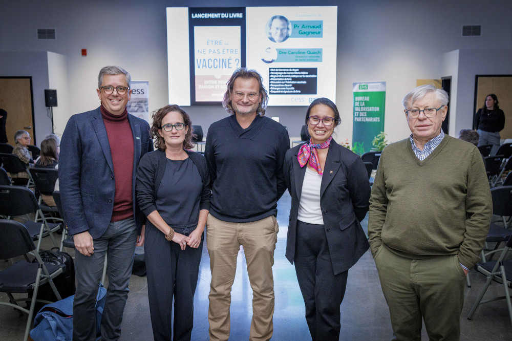 De gauche &agrave; droite : Pr Louis Valiquette, doyen de la Facult&eacute; de m&eacute;decine et sciences de la sant&eacute;, Marie-Claude Battista, directrice du Bureau de la valorisation et partenariats, Arnaud Gagneur, professeur-chercheur au D&eacute;partement de p&eacute;diatrie&nbsp;de la&nbsp;FMSS, Dre Caroline Quach-Thanh, directrice nationale de sant&eacute; publique et Pr&nbsp;Philippe De Wals.