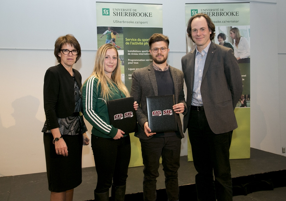 La rectrice Luce Samoisette et le doyen S&eacute;bastien Lebel-Grenier en compagnie de deux &eacute;tudiants athl&egrave;tes, Krystyna Lavoie et Alexis Aubry. Absents de la photo&nbsp;: Aicha Nafii, Claudie Fr&eacute;chette et Philippe Mercier-Ross.