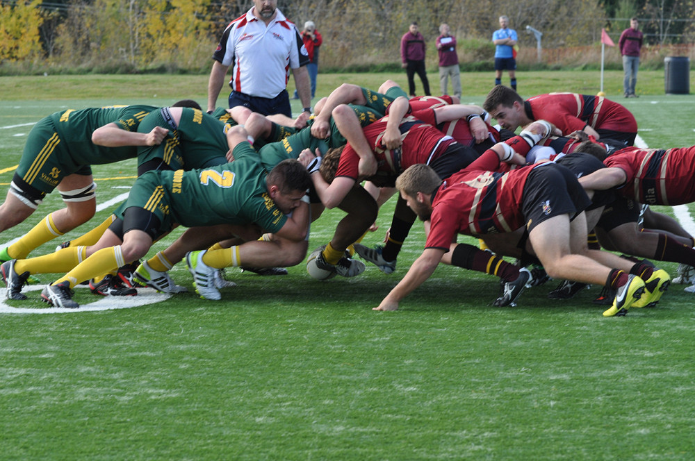 L'équipe masculine de rugby Vert & Or (UdeS) lors d'une mêlée
