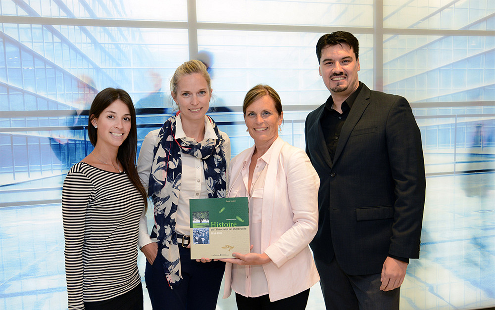 Sur cette photo, le professeur Deny B&eacute;lisle de la Facult&eacute; d'administration est accompagn&eacute; des membres de la vice-pr&eacute;sidence, Affaires publiques et communications de l'Ordre des CPA du Qu&eacute;bec, Alexandra Gigu&egrave;re, Julie Peloquin et Lyne Lortie.