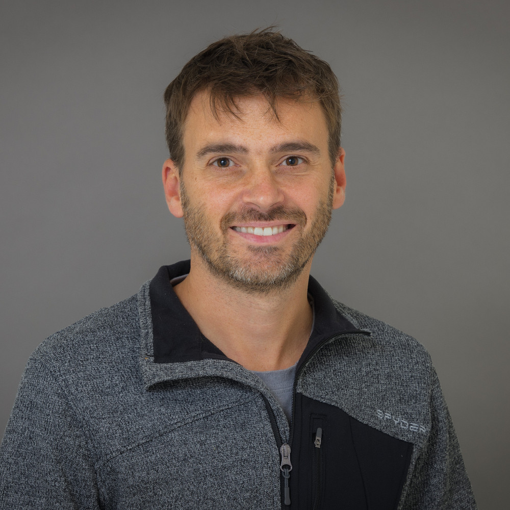 Le professeur Louis Gendron est directeur et professeur titulaire au D&eacute;partement de pharmacologie-physiologie de l&rsquo;Universit&eacute; de Sherbrooke, en plus d&rsquo;&ecirc;tre chercheur membre &agrave; l&rsquo;Institut de pharmacologie de Sherbrooke et directeur de l&rsquo;axe inflammation-douleur au Centre de recherche du CHUS.