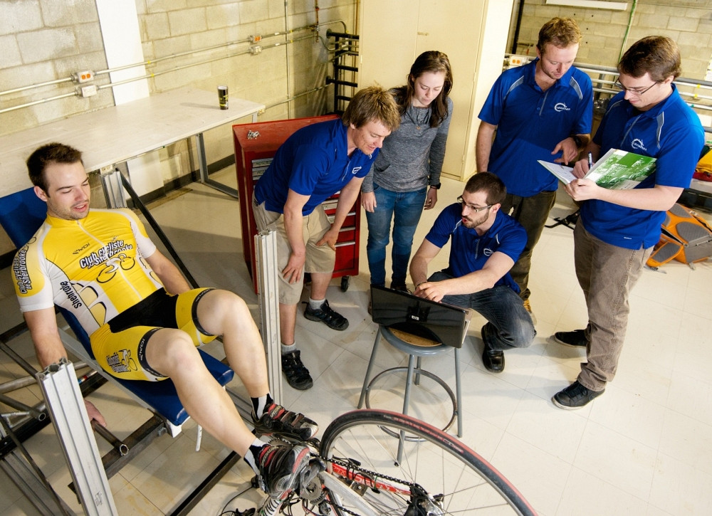 Quelques membres de l&rsquo;&eacute;quipe s&rsquo;affairent &agrave; la conception du projet L&eacute;viathan.