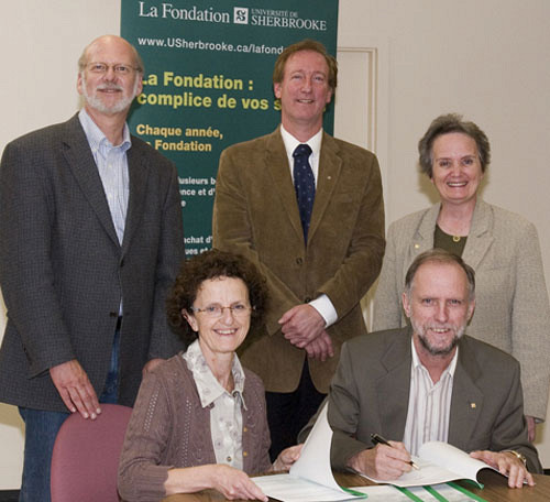À l\'avant, les donateurs Jacinthe Dostie et Jean Goulet. À l\'arrière, Donald Thomas, doyen de la Faculté 
des sciences, François Dubé, directeur général de La Fondation, et Céline Garant, doyenne de la Faculté 
d\'éducation.

Photo : Michel Caron

