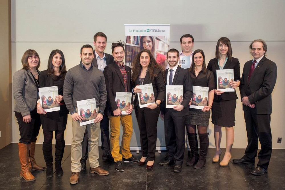 Les &eacute;tudiantes et &eacute;tudiants en r&eacute;cipiendaires de la bourse Yves Bourassa en compagnie du doyen, Pr Fran&ccedil;ois Coderre et de la&nbsp;directrice du D&eacute;partement de marketing, Pre Caroline Boivin.