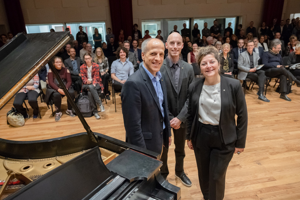 Devant une assistance nombreuse, le directeur de l'École de musique André Cayer a invité le recteur Pierre Cossette et la doyenne de la FLSH Anick Lessard à procéder à l'ouverture officielle du piano à queue.