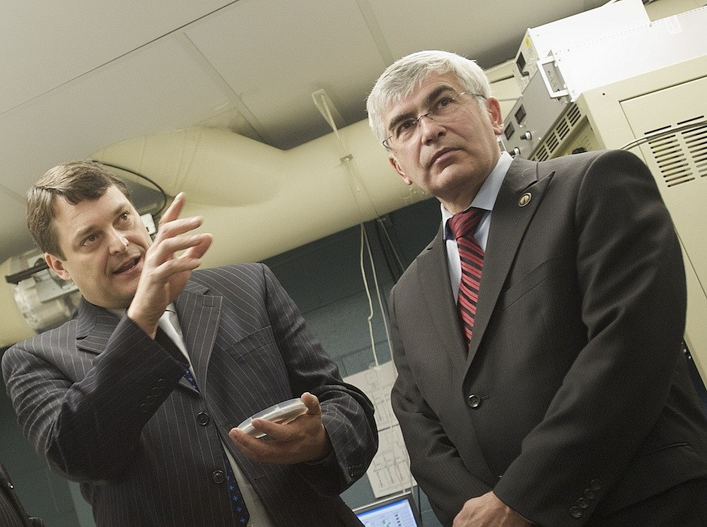 Clément Gignac visitant le laboratoire du professeur Richard Ares (à gauche), en novembre 2010.