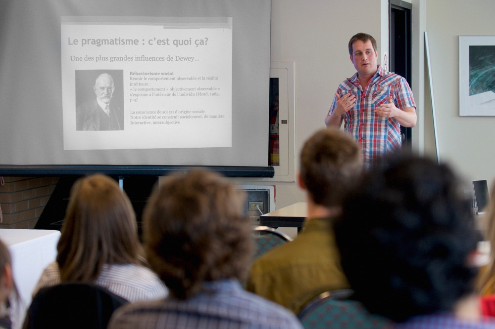 Un &eacute;tudiant &agrave; la ma&icirc;trise pr&eacute;sente son sujet de m&eacute;moire.
