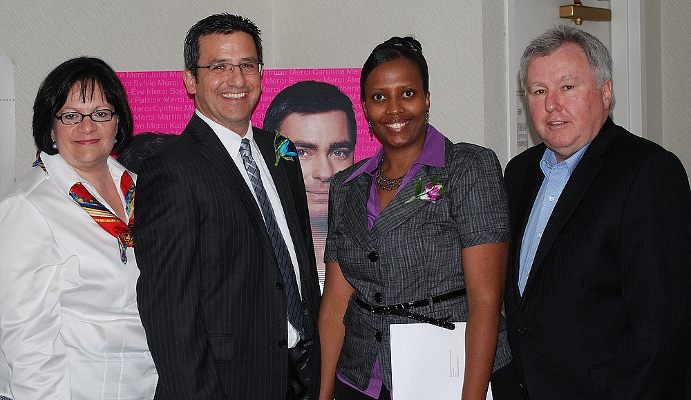 Le pr&eacute;sident de l&rsquo;ORIIE, Yvan Parenteau (extr&ecirc;me droite) a remis le prix 2010 Innovation clinique 3M pour sa r&eacute;gion aux infirmi&egrave;res et infirmiers Maryse Gr&eacute;goire, Sylvain Samson et Juliette Nyinawinkindi. Le m&eacute;decin Patrice Laplante est absent de la photo.